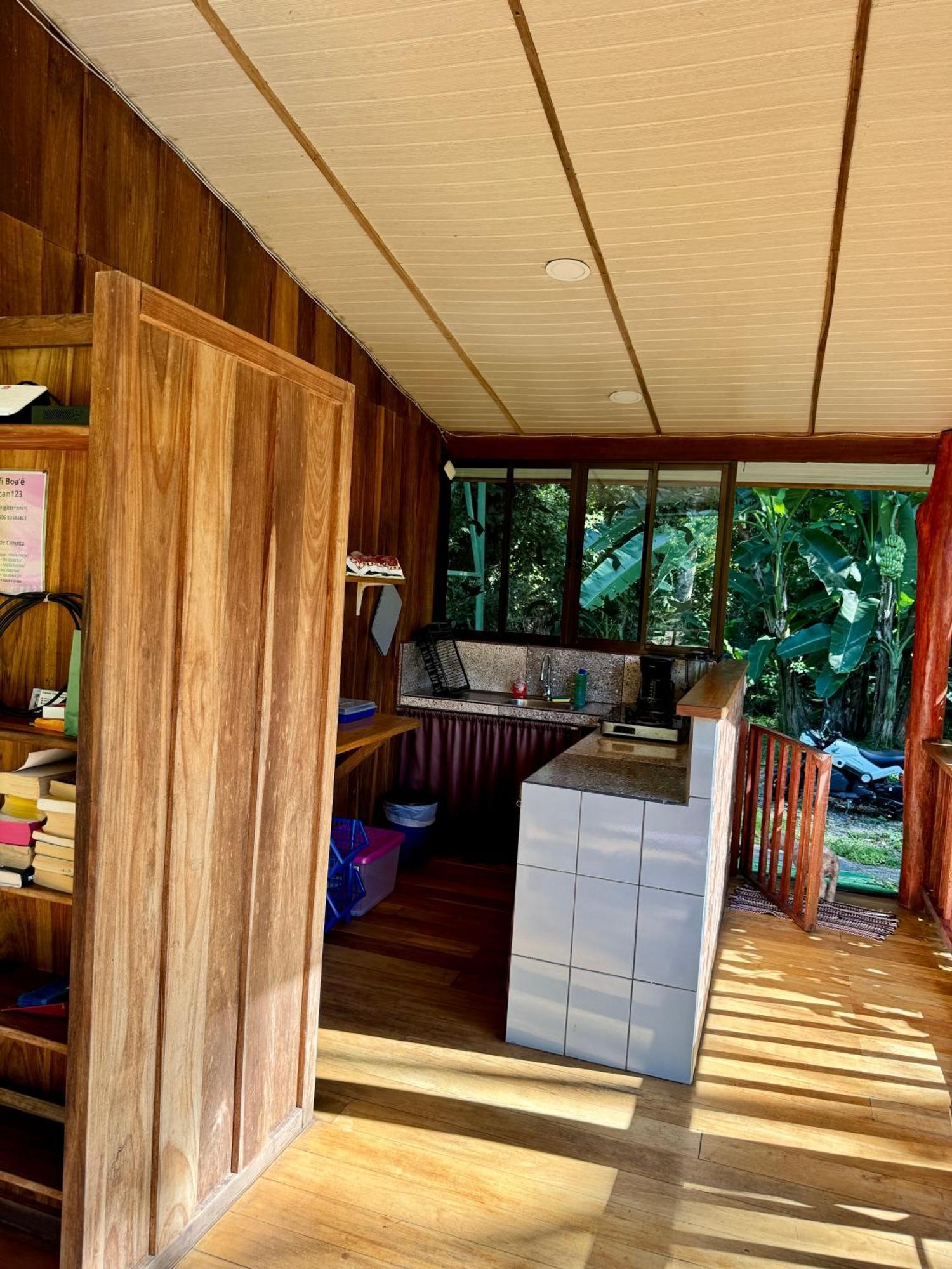 Brigitte'S Ranch Hotel Cahuita Exterior photo